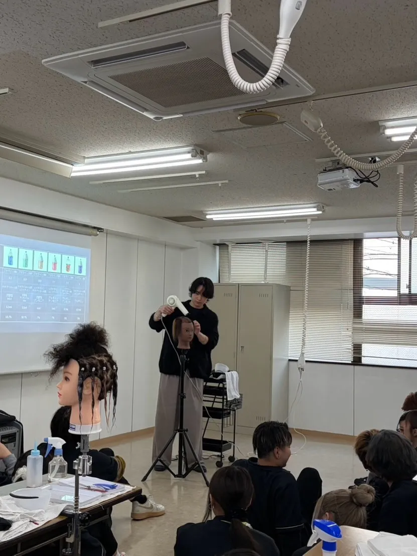 去年に引き続き、今年も美容学校で授業をするという貴重な機会を...